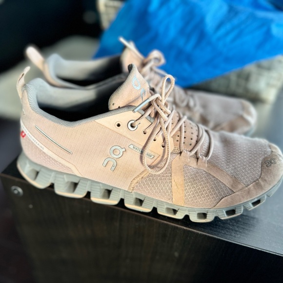 ON Running Cloud Shoes. Size 9 - Picture 1 of 10